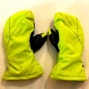 Kids mittens in neon Green. Kids size M ( fit children 4-6 years old